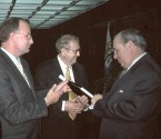 1998 mit Minister Brüderle beim Staatspräsident Uruguay mit Kammerwein des Jahres von Beate Knebel